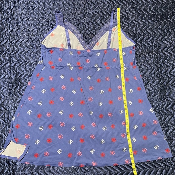 Plus size floral and lace chemise. - Picture 2 of 3